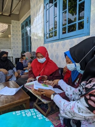 KEGIATAN RUTIN POSYANDU BALITA DI DESA KLUMPIT